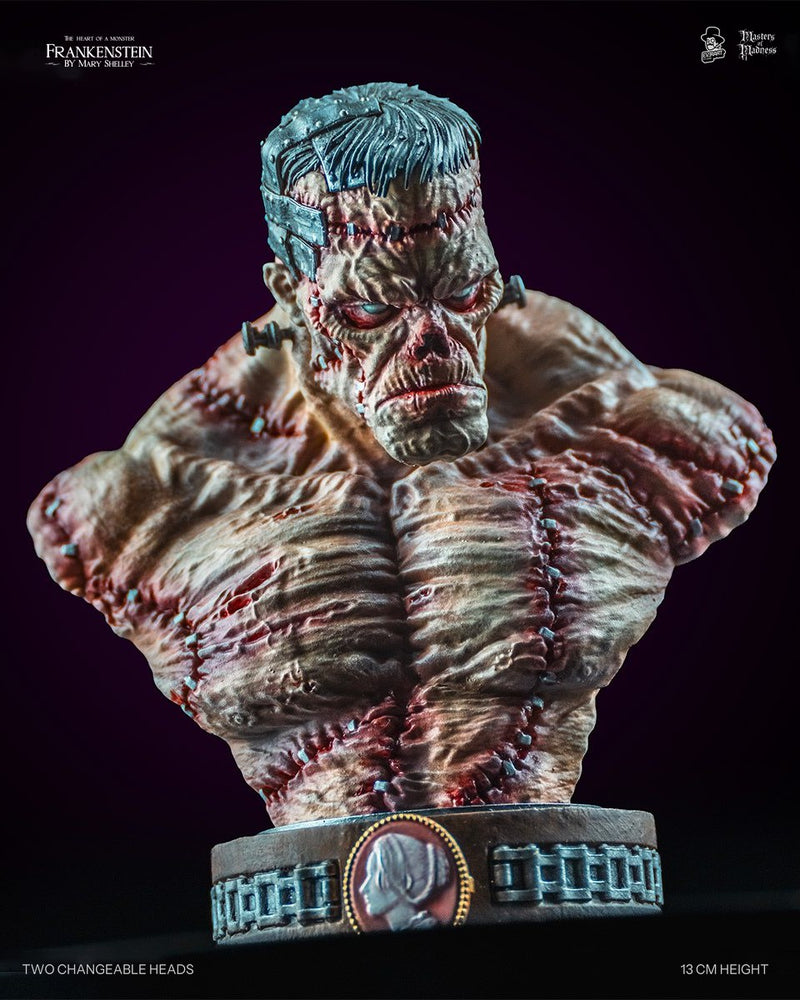 Buste de la Créature de Frankenstein aux cheveux gris et plaques de fer rivetées, vue de trois quarts face | Studio Everart